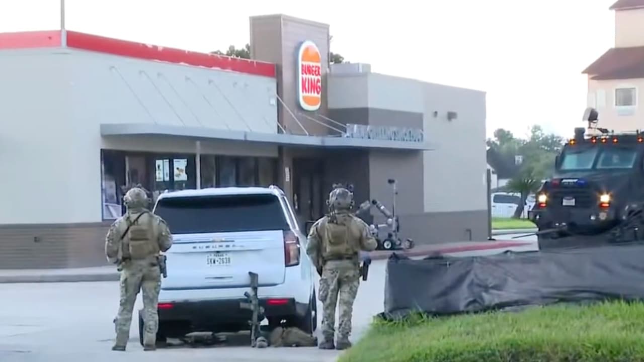 El equipo SWAT responde al atrincheramiento de un sospechoso en un Burger King del condado Harris