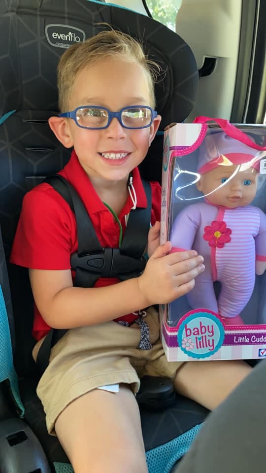 ¡Todo un ejemplo a seguir! Niño pide muñeca de regalo para ser un gran padre
