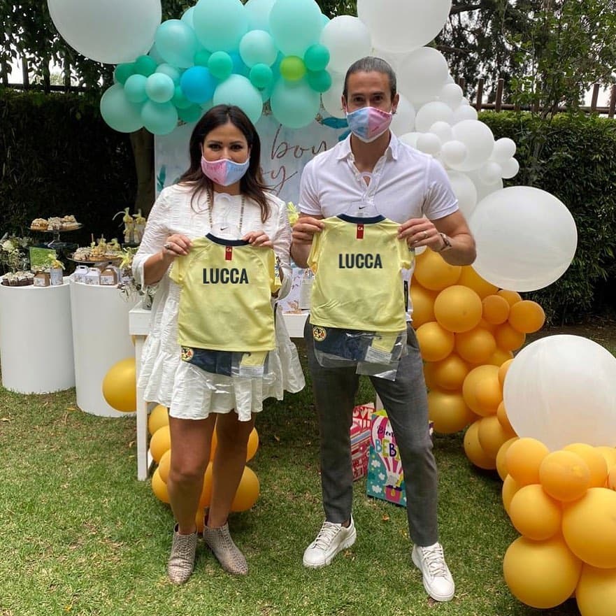 Tras una larga espera, el 4 de julio realizó el ‘gender reveal’ de su bebé, donde se enteró que tendrá un niño. Aunque en un inicio había dicho que se llamaría Carlo, horas después cambió de opinión y dijo que será Lucca.