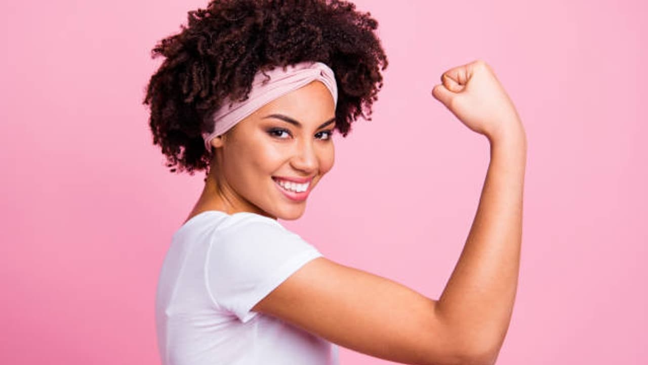 Estudio revela que mujeres que crecieron sin papá son más fuertes e inteligentes
