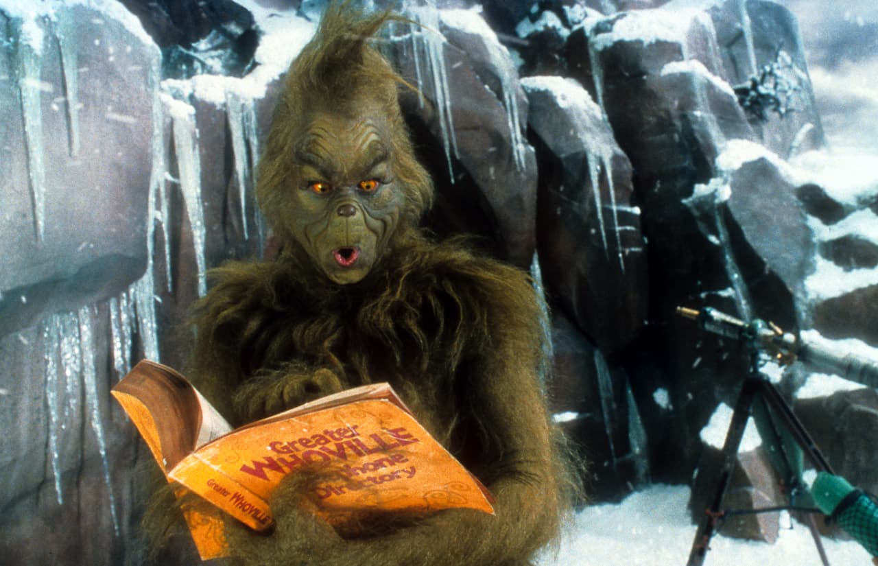 Jim Carrey interpretó el papel principal, 'El Grinch', y para lograr ese look debía pasar más de 2 horas en maquillaje y vestuario.