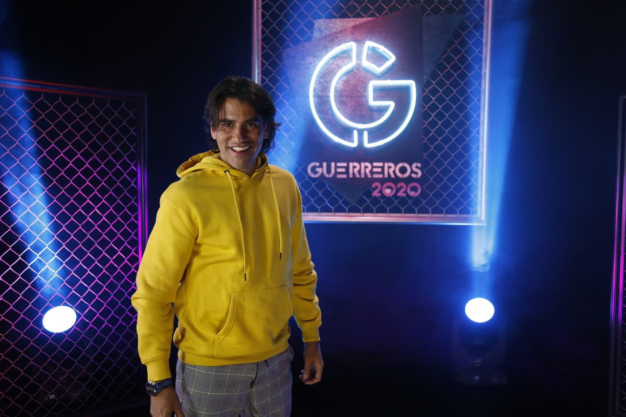 En un reality donde se muestran proezas atléticas, Mauricio llega para mostrar su amor al deporte.