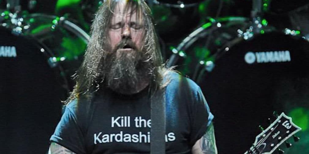 13. Slayer: Gary Holt, el guitarrista de la banda, utilizó una camiseta que decía Maten a las Kardashians.