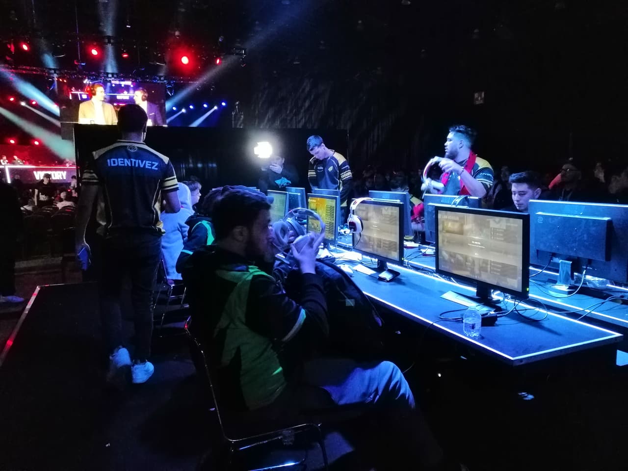 La intensidad del juego no impedía la actitud deportiva.