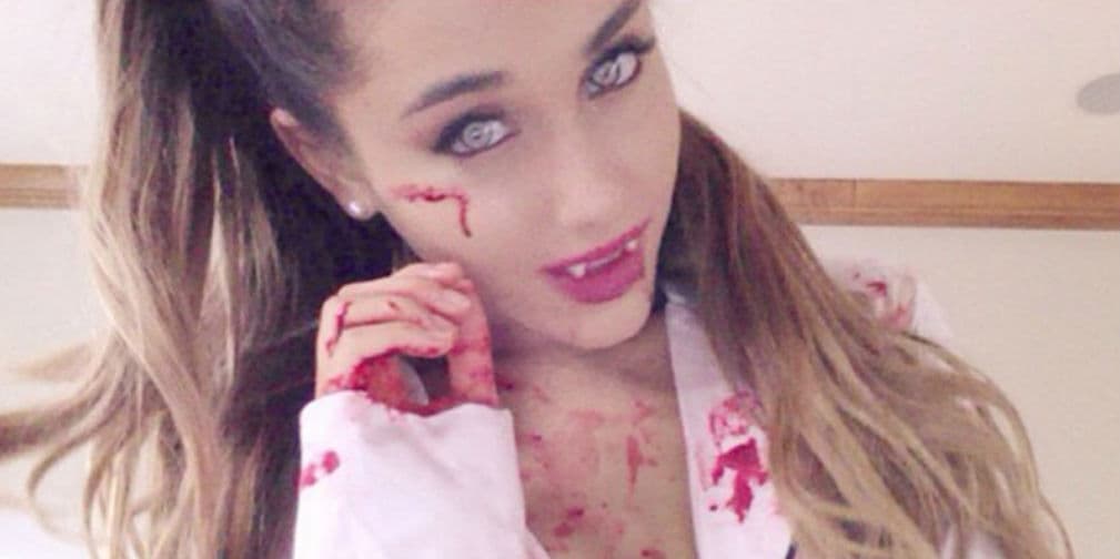 Ariana Grande se transforma en sexy vampira