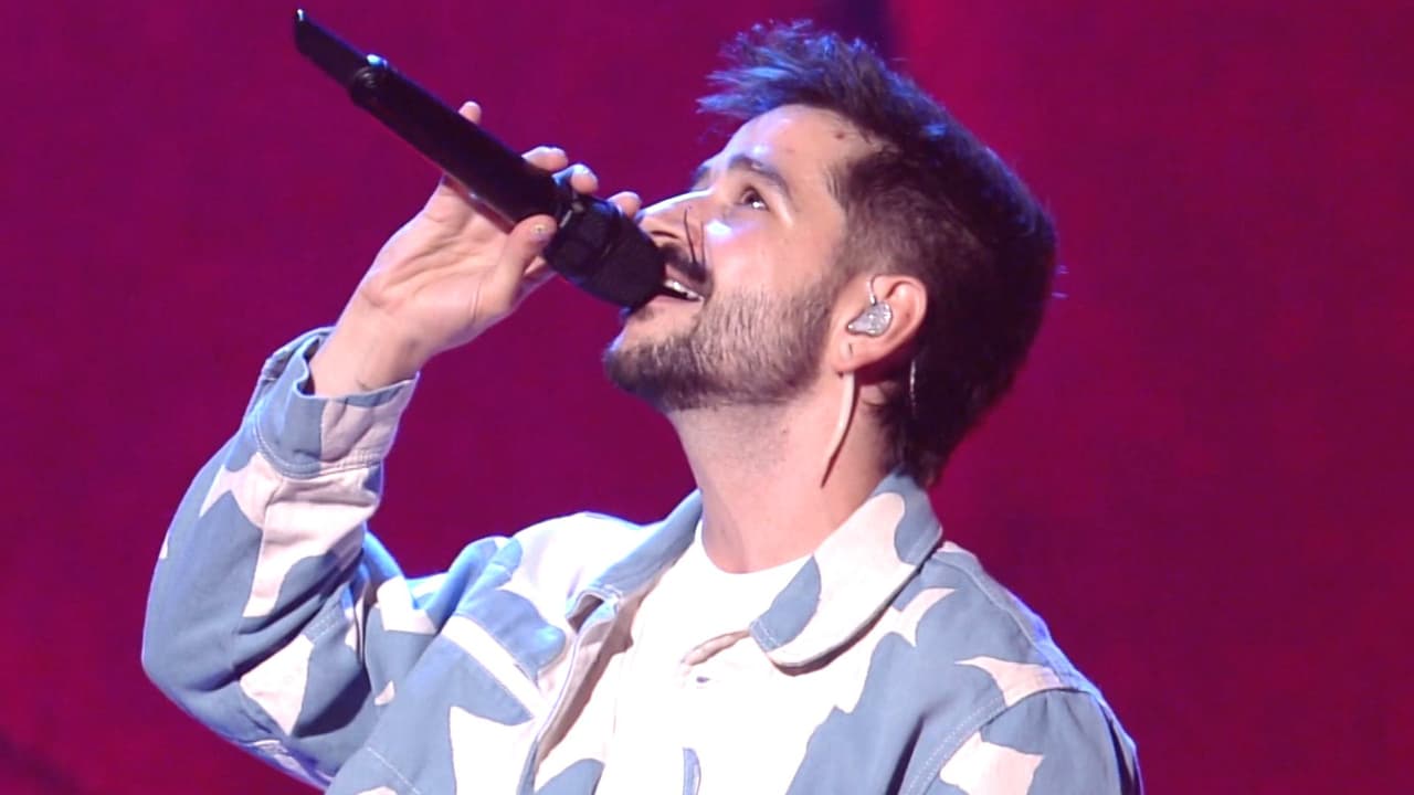Camilo envuelve con dulzura y ritmo Premios Juventud al entonar 'Una Vida Pasada'