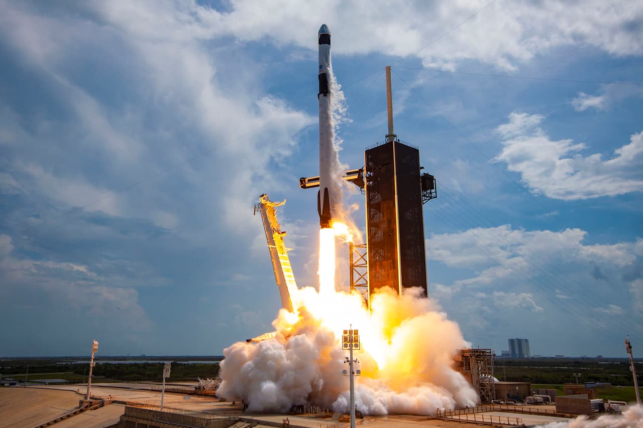 La cápsula Crew Dragon de SpaceX envió seres humanos a la Estación Espacial Internacional. Esto generando debate acerca de qué tanto debe recaer la exploración espacial en manos privadas, así como del crédito para el magnate Elon Musk en esta acción.