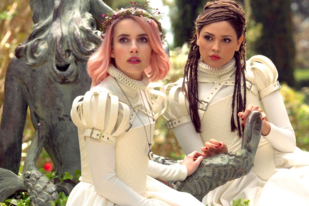 Paradise Hills: En una extraña isla se encuentra Paradise Hills, una residencia de lujo donde las familias acomodadas mandan a sus hijas para que sean educadas para ser mujeres perfectas. Uma es enviada a este internado en el que pretenden moldear su personalidad. Pero Uma quiere seguir siendo fiel a sí misma, y pronto descubrirá que la residencia oculta un turbio secreto.