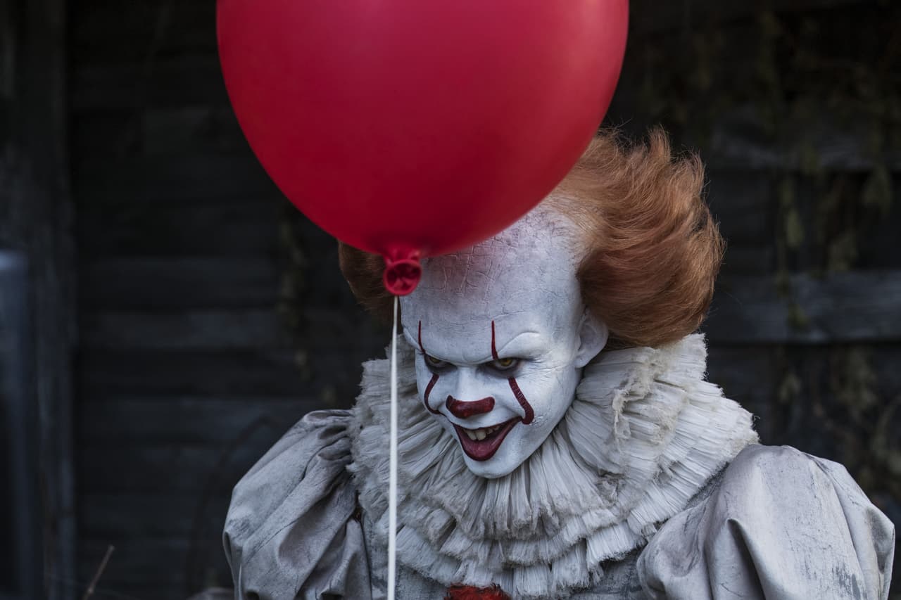Jack Dylan Grazer (Eddie) fue el primero de los niños en trabajar con Bill Skarsgård (Pennywise). Durante su escena, Grazer lloraba y tenía arcadas mientras Skarsgård estaba justo en su cara gritando y babeando. Al terminar la escena, Skarsgård estaba realmente preocupado por Grazer y le preguntó si estaba bien. Grazer lo miró directamente y dijo: "¡Amo lo que estás haciendo con el personaje!" Skarsgård quedó confundido e impresionado por la actitud de Grazer, llamando a los niños "pequeños profesionales".