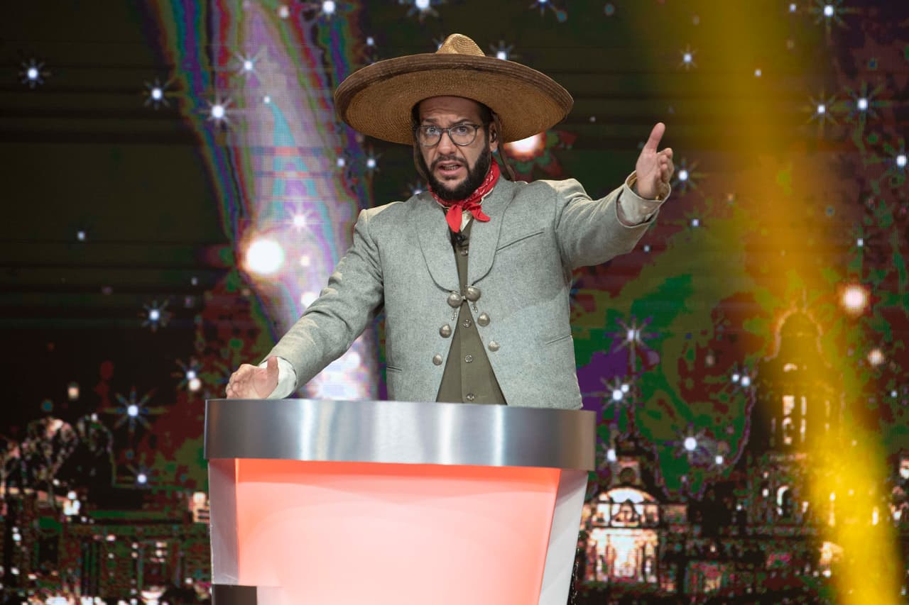 Pero ninguno de sus sombreros lució tanto como el que uso en el especial revolucionario.
