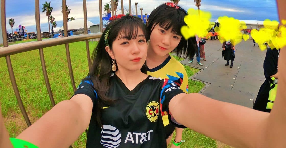 Idols japonesas. Con playeras del América. Cantando el himno del club. Una receta para volver loco a medio mundo. Esto fue lo que logró el dueto nipón Reverbee.