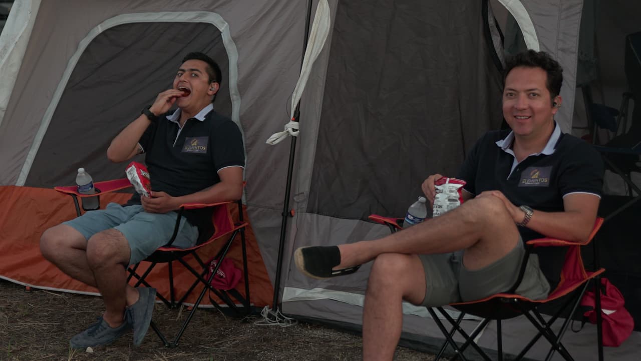 Yavidán y Bazooka descansan antes de empezar a grabar.