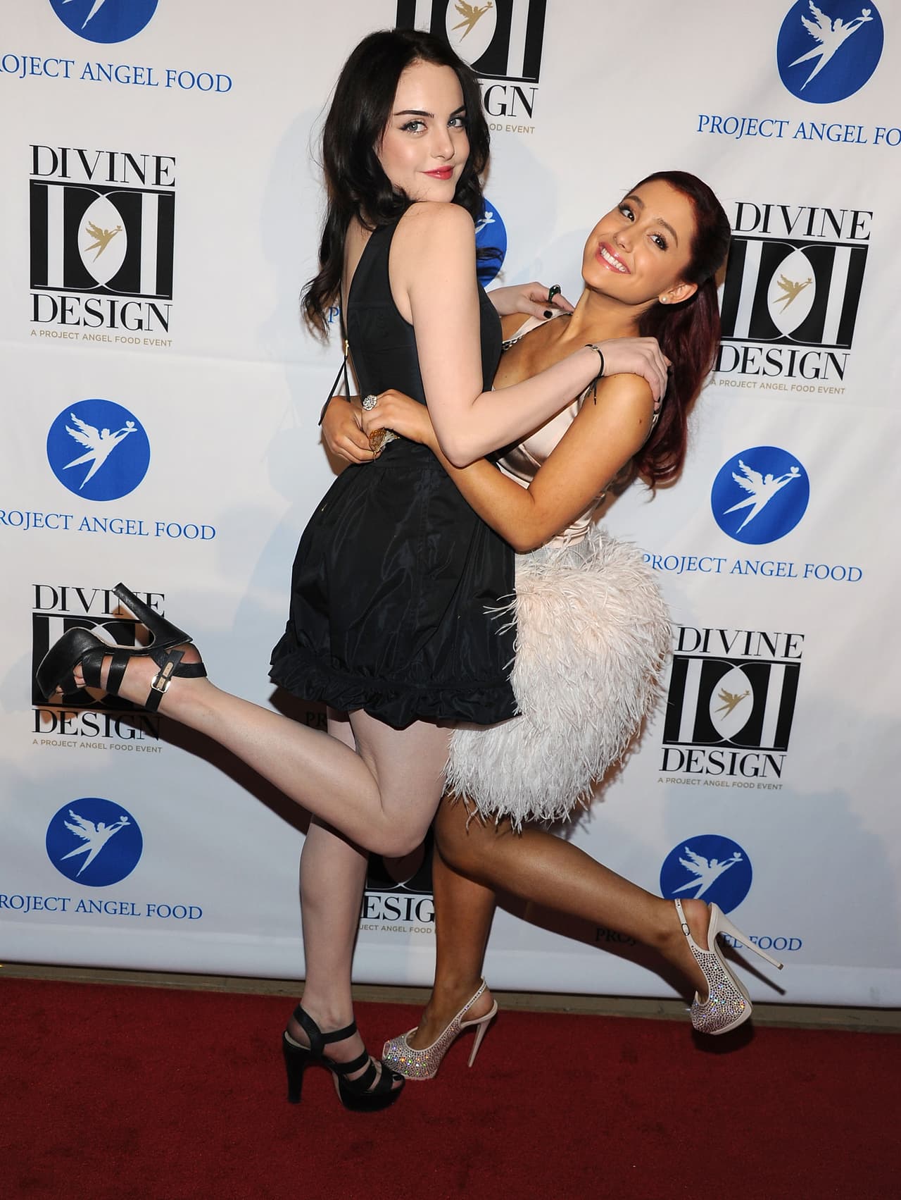 Ariana Grande y Elizabeth Gillies en 2011