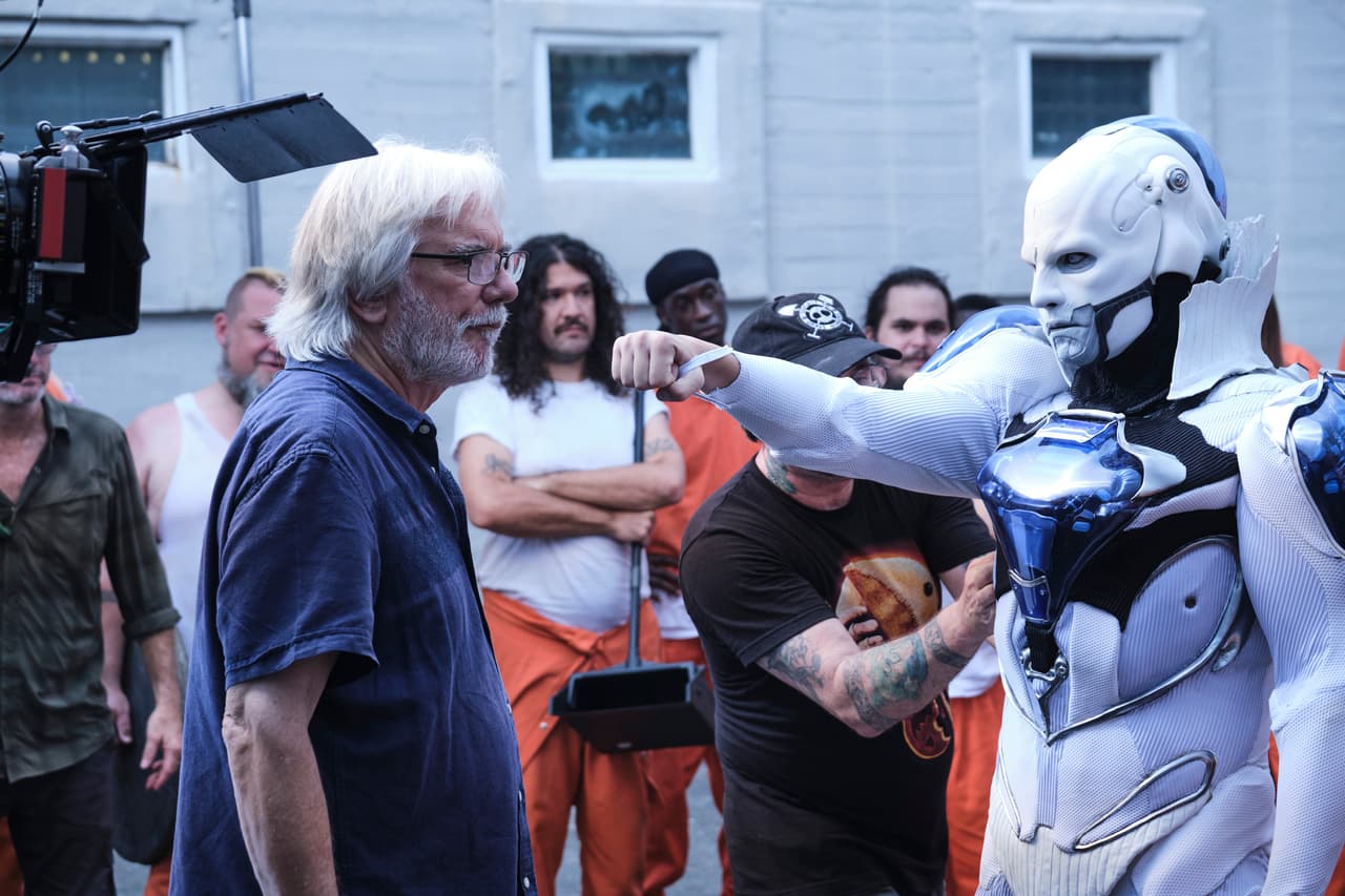 Dean Parisot es el director y Anthony Carrigan el escritor.