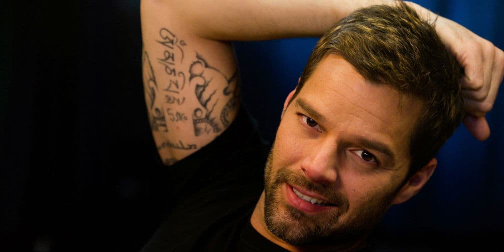 12. Ricky Martin: En su cuerpo aparecen varios tatuajes con palabras como Descúbrete, Cambia de vida y Conócete.