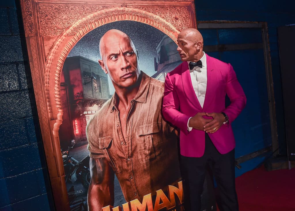 El póster de Dr. Smolder Bravestone viendo a Dwayne, o al revés, en el estreno británico de JUMANJI: THE NEXT LEVEL en el Odeon IMAX Waterloo, el 05 de diciembre de 2019 en Londres, Inglaterra.