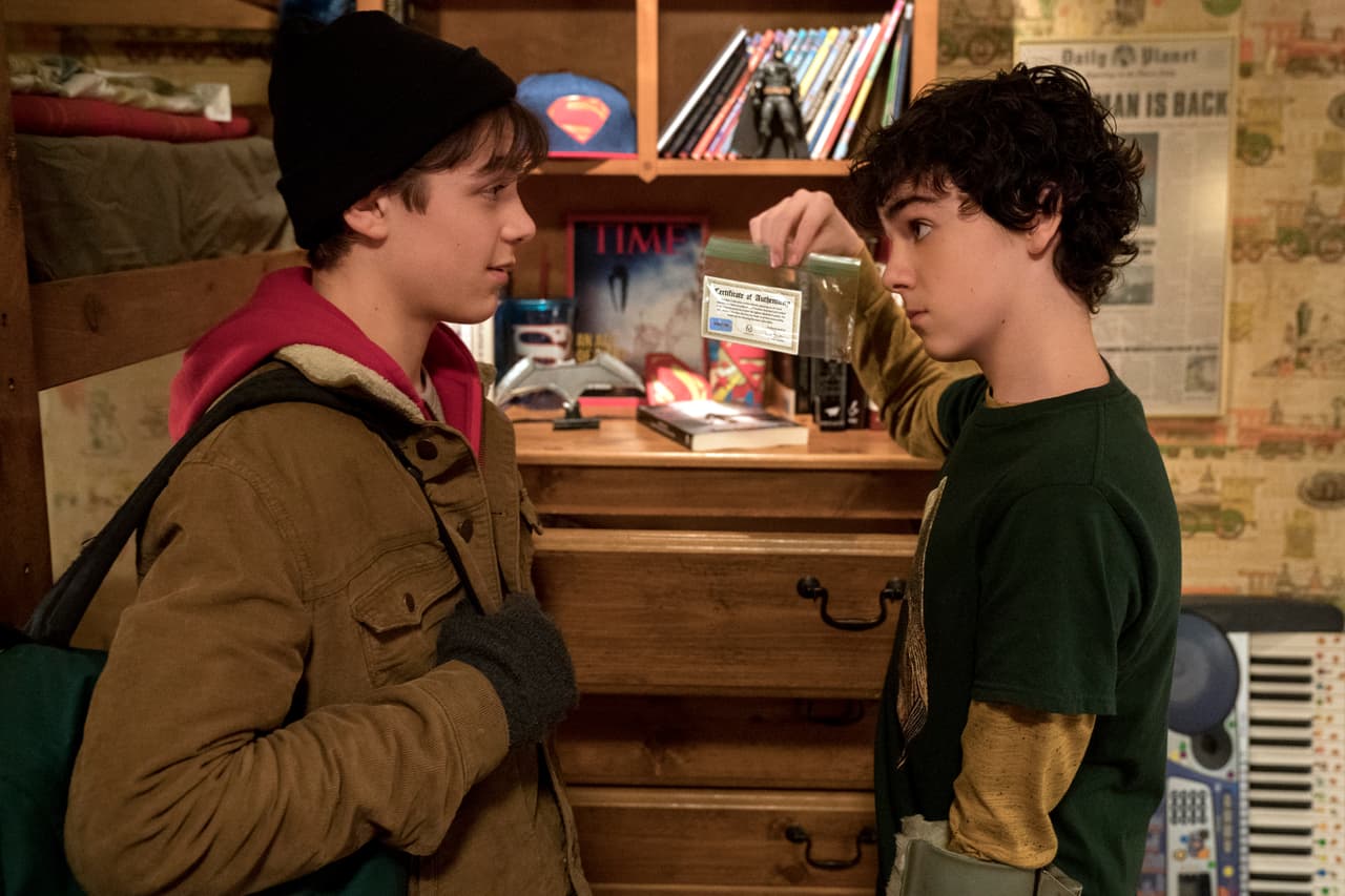 Asher Angel (Billy) y JD Grazer (Freddy) le dan un aire joven a la cinta.