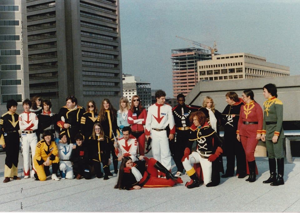 ¿Cómo era el Cosplay en el pasado? Esta galería quizá te sirva como ejemplo. Se trata de la Worldcon de 1983. Sí, una convención de ciencia ficción celebrada en Baltimore, Estados Unidos, hace 35 años. James Kaposztas, quien estuvo presente, compartió una sesión de fotos entre diversos cosplayers asistentes.
