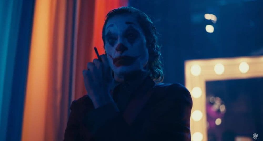 Al no ser una película de súper héroes, o al menos no una convencional, no esperamos ver a Batman. ¿Qué detendrá a esta mente criminal?