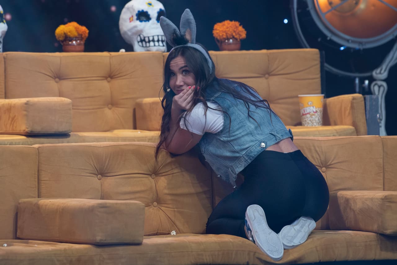 Y por último, pero no por ello menos importante, la encantadora Marizel Ollé Casals. Amante de los deportes que conduce varios programas de este estilo, ha demostrado su entrega al programa para convertirse en "la rompe récords más sexi" y una de las más castigadas, pues casi siempre que cuenta un chiste la mandan al sillón de la vergüenza.