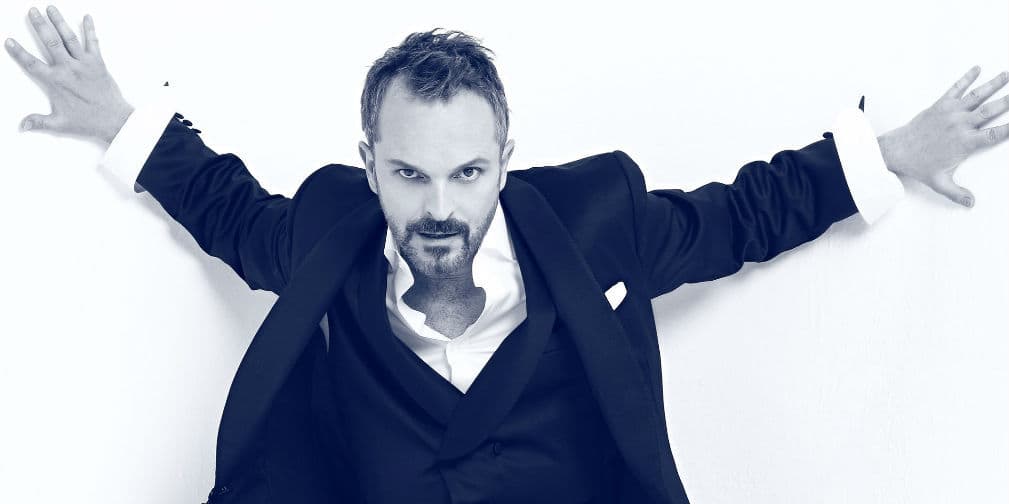 2. Miguel Bosé: Sus canciones juegan con el doble sentido y sus fanáticos lo interpretan de mil formas.