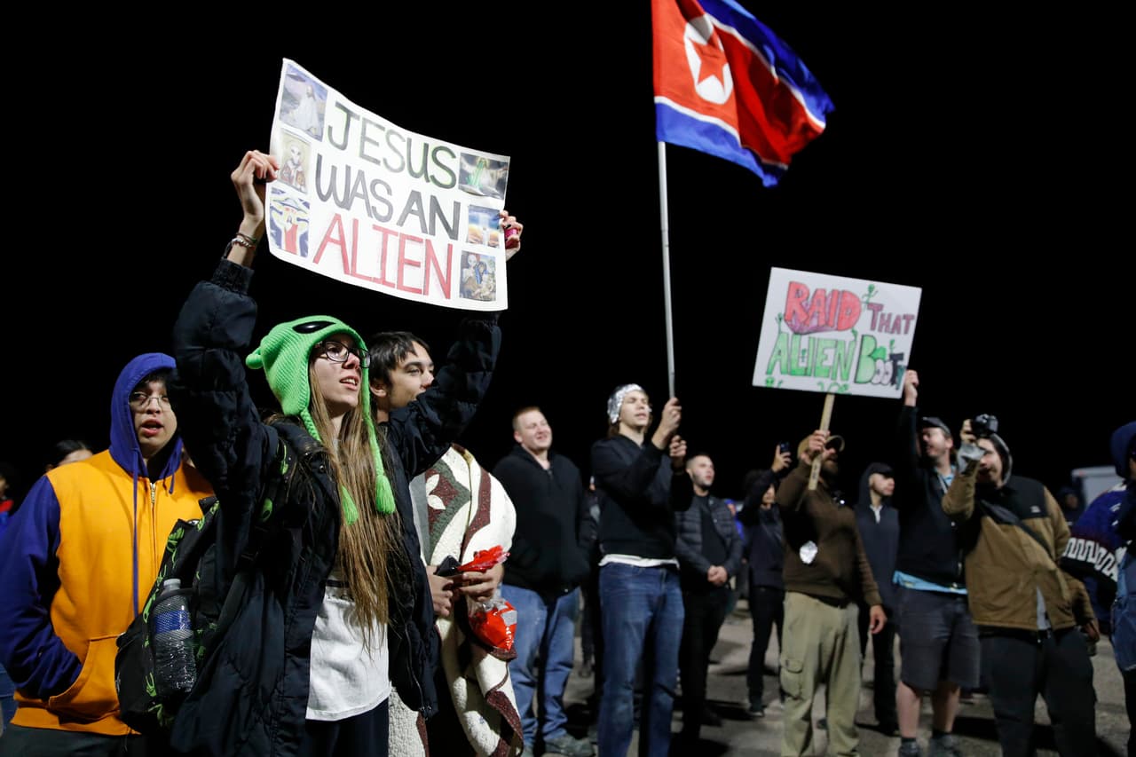 Los "manifestantes" no pudieron ver a los "aliens escondidos".