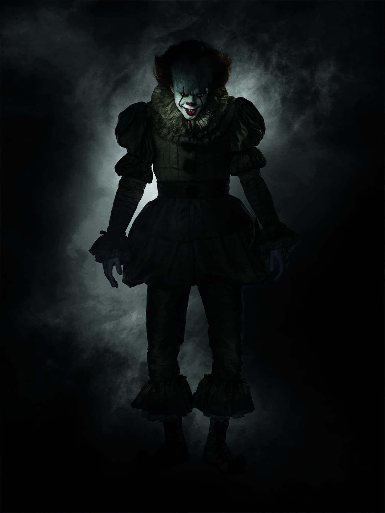 El disfraz de Pennywise en la película es mucho más fiel a la descripción de la novela, en comparación con el disfraz de Tim Curry en la miniserie, incluido su cabello naranja y los pompones naranjas que bajan por su traje plateado. La miniserie solo incluyó los pompones naranjas.