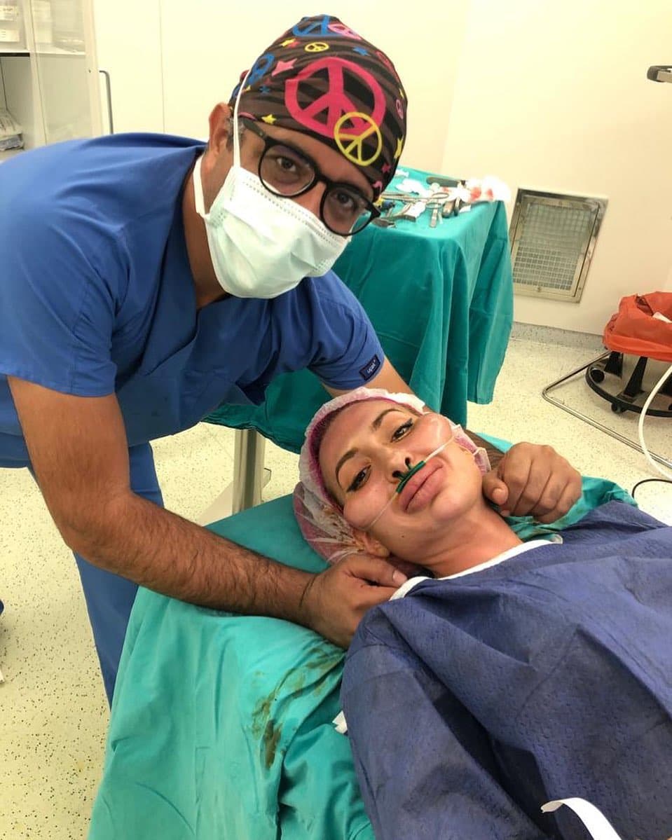 Se ha operado y no teme compartir sus fotos en el quirófano antes de seguir haciendo ajustes.
