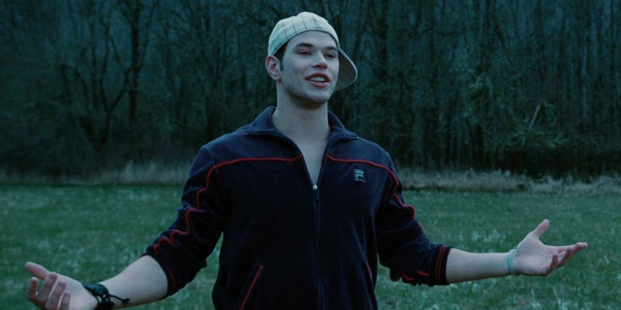 Kellan Lutz. El actor interpretó a Emmett, el esposo de Rosalie, y tenía 23 años cuando aceptó el papel. Actualmente tiene 35 años y su cumpleaños es el 15 de marzo.