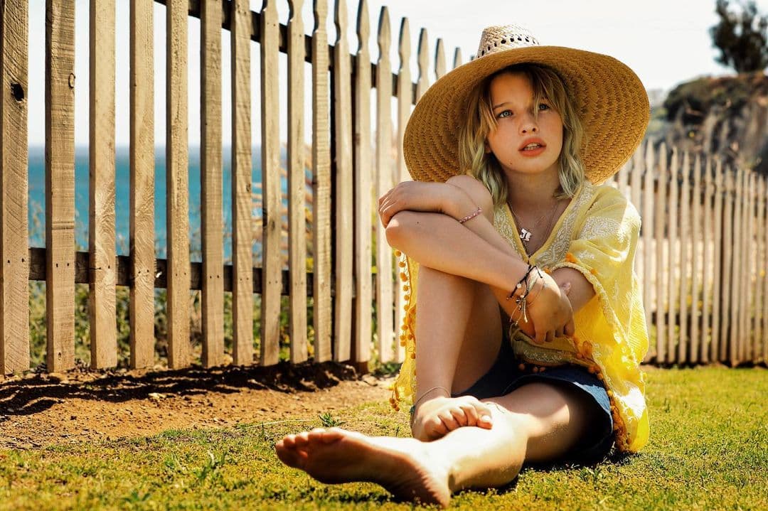 Aunque Milla no tenía deseos de que sus hijas estuvieran en el medio artístico, Ever Gabo Anderson siguió sus pasos y a sus 13 años ya ha participado en varios proyectos, como ‘Black Widow’ y próximamente en el live-action de ‘Peter Pan’, ¡además de que se parece muchísimo a su madre!