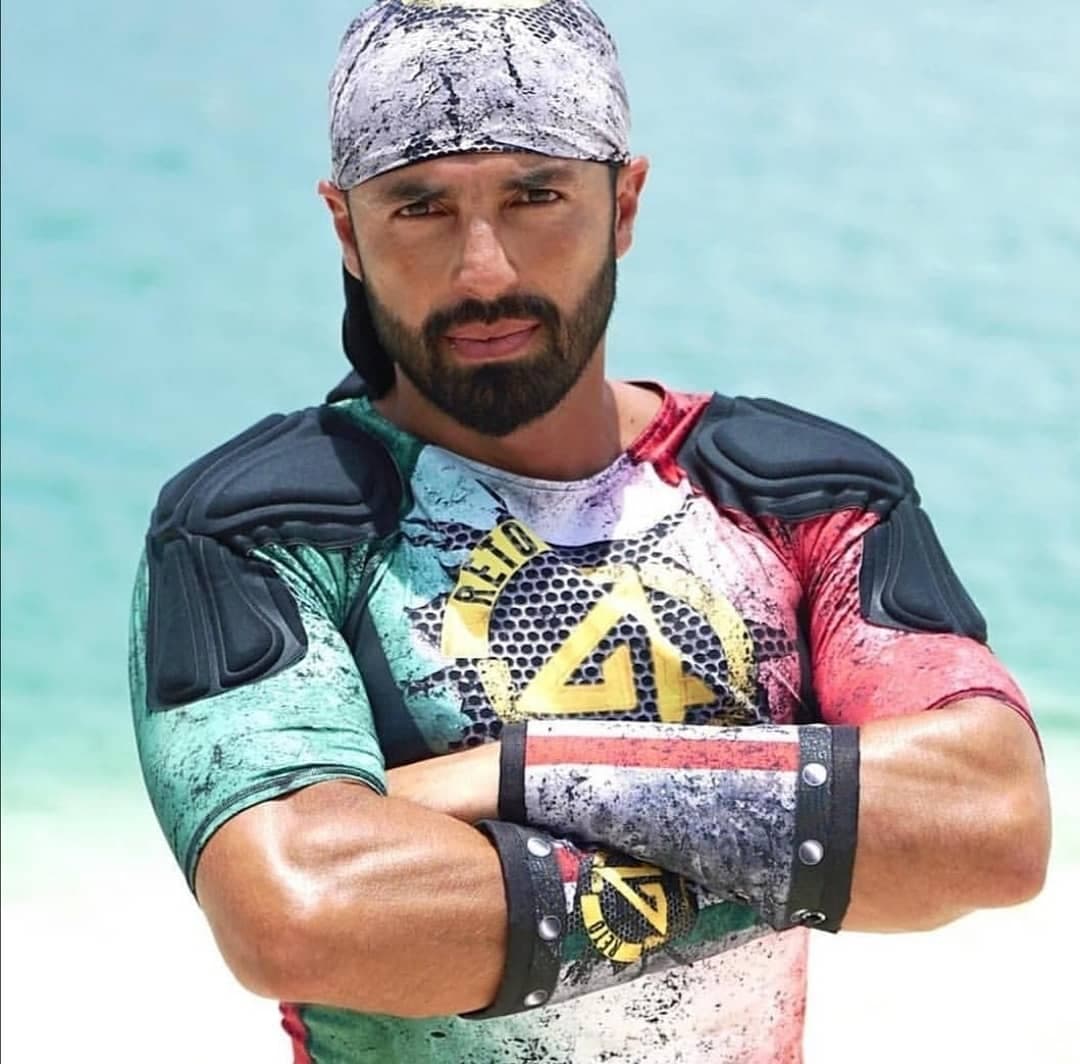 A pesar de ser reconocido por sus apariciones en los programas Ponte Fit, Reto 21, Vas con Todo y Hoy, el capitán de Leones ganó fama tras aparecer en Reto 4 Elementos, en el que su carácter, desempeño y compañerismo le hicieron ganar el corazón de los televidentes.