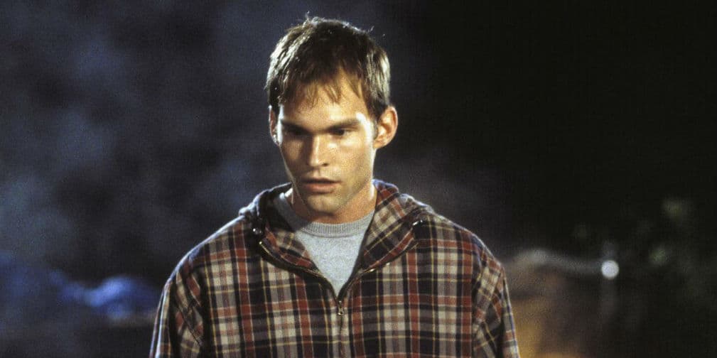 2. Seann William Scott (Billy Hitchcock): Muere degollado por un pedazo de metal disparado por un tren.