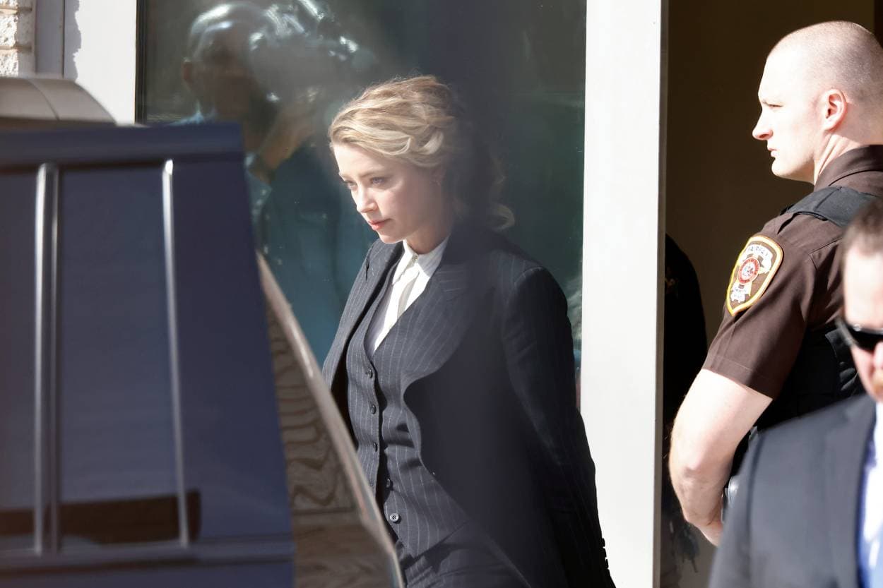 Amber Heard saliendo de los juzgados en Virginia el 12 de abril de 2022.