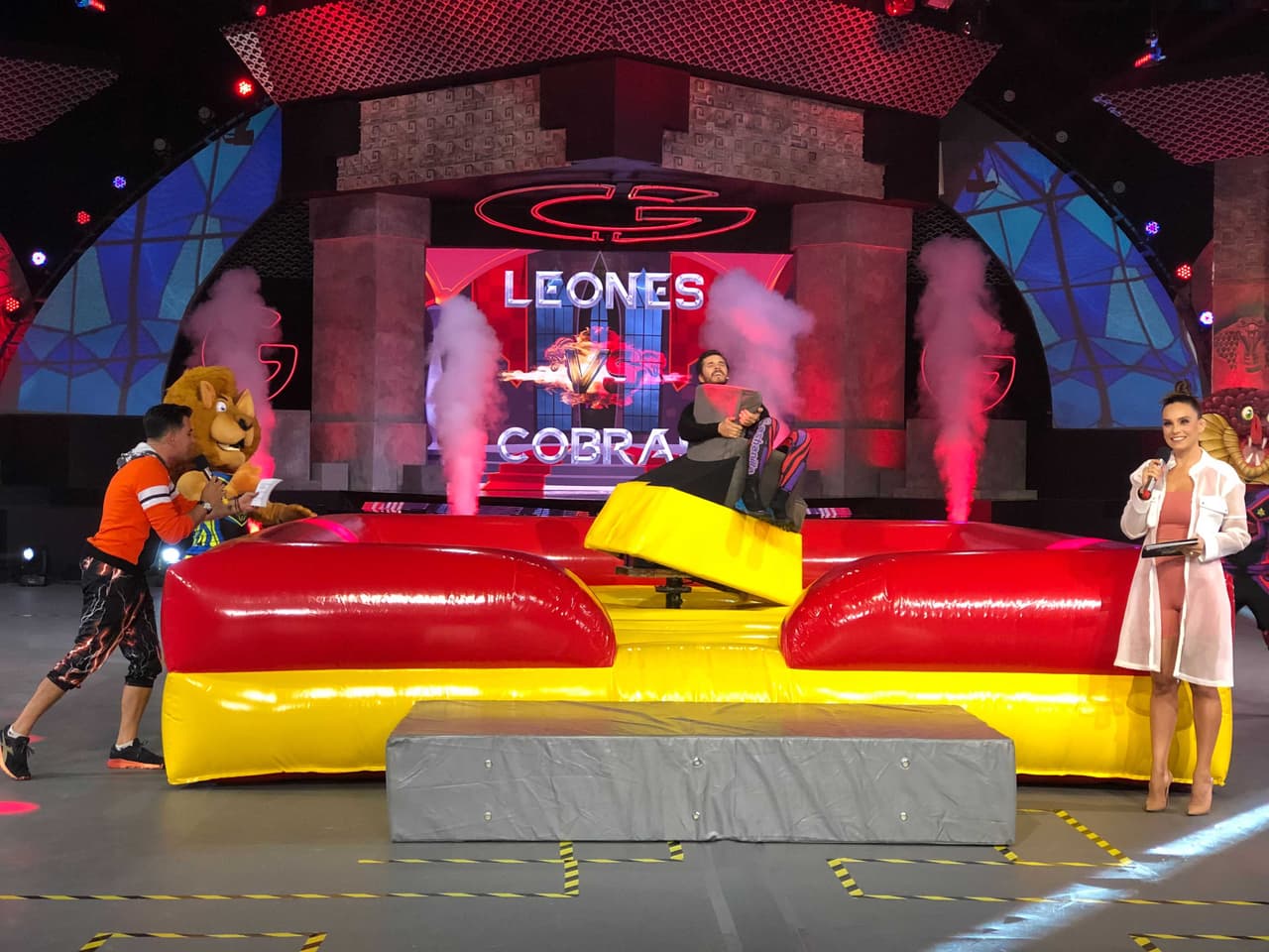 Raúl inauguró el juego 'El Trono', donde respondió varias preguntas de cultura general.
