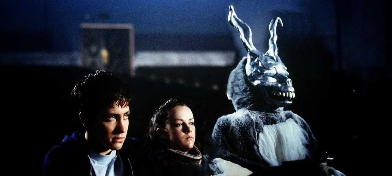 Donnie Darko (2001): En el terreno de las cintas "WTF?" cabe la protagonizada por Jake Gyllenhaal, escrita y dirigida por Richard Kelly. Una cinta de ciencia ficción con alucinaciones, personajes extraños, teorías complicadas, es una combinación que tienes que ver más de una vez para asimilar.