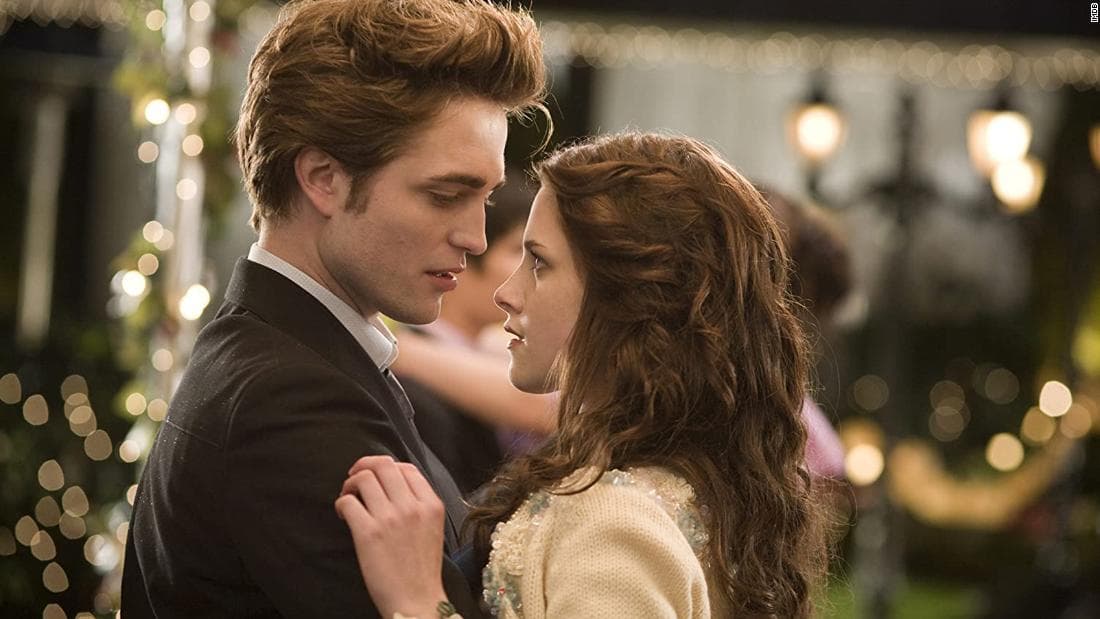 En 2008 llegó a las salas de cine ‘Crepúsculo’, película basada en la novela homónima de Stephenie Meyer que narra la historia de Bella, una adolescente que se muda con su padre y en la escuela conoce a Edward, un vampiro del que se enamora. ¿Te has preguntado qué edad tienen ahora sus protagonistas? Aquí te contamos.