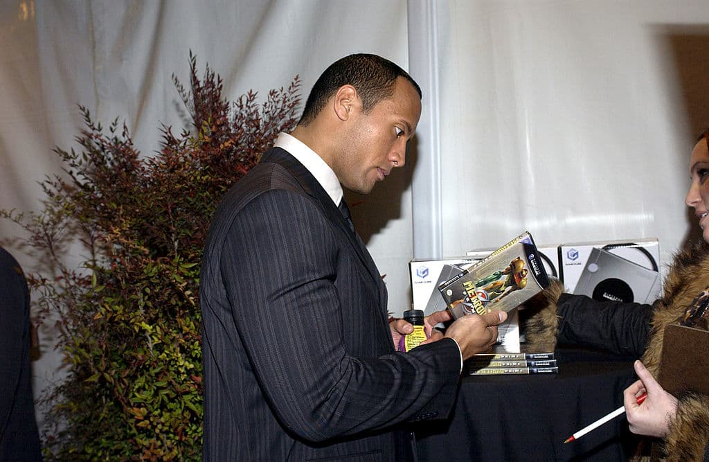Hablando de... Aquí vemos un poco de su lado gamer, o al menos su interés en este mundo. Estaba en el Backstage Creations 2003 de los People's Choice Awards, viendo un juego de Metroid Prime para GameCube. (Recordemos que adaptó Rampage y llevó Jumanji a terreno de los videojuegos).