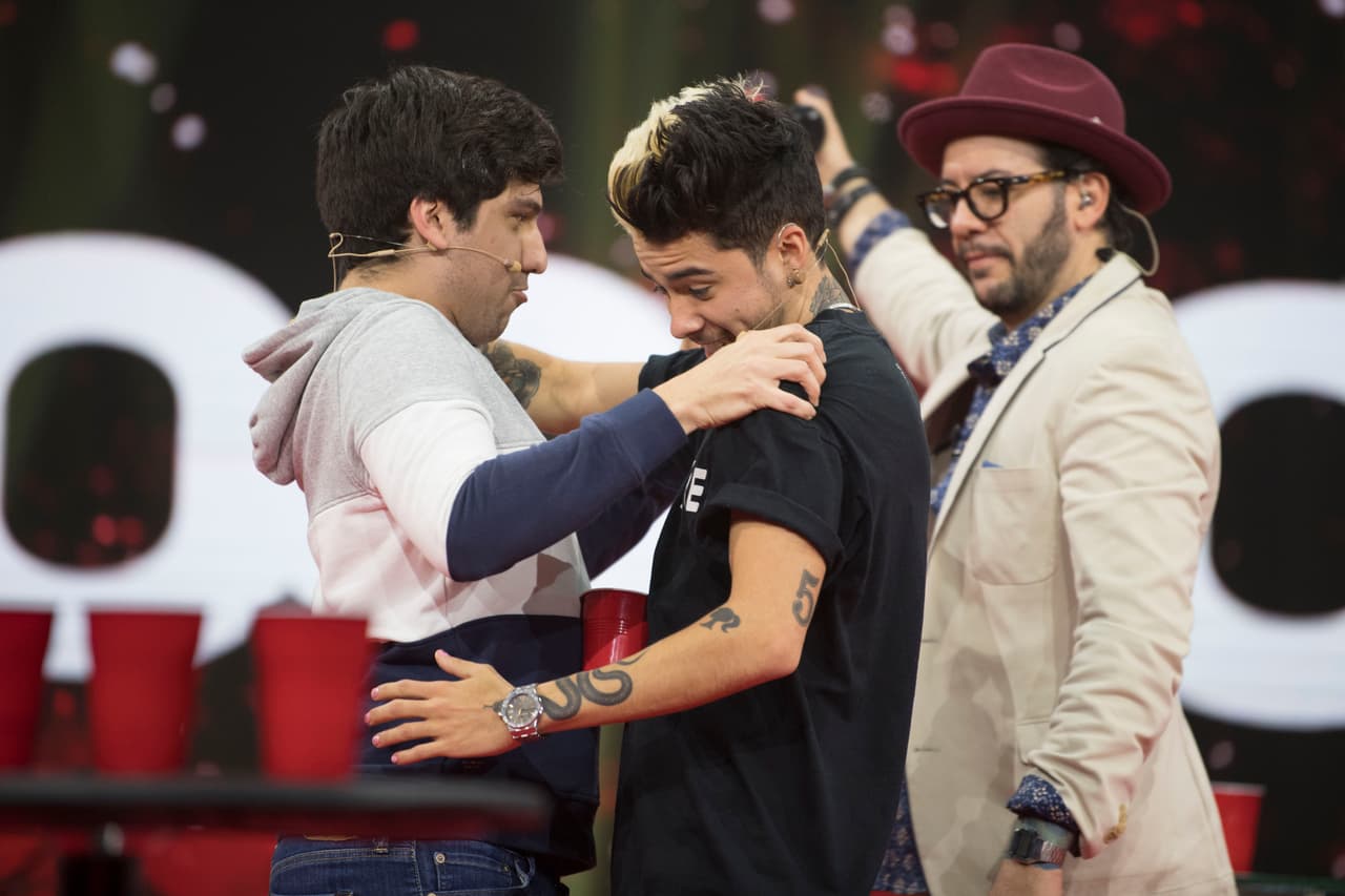 Como empataron los dos equipos, la muerte súbita se realizó con un vaso en el ombligo.