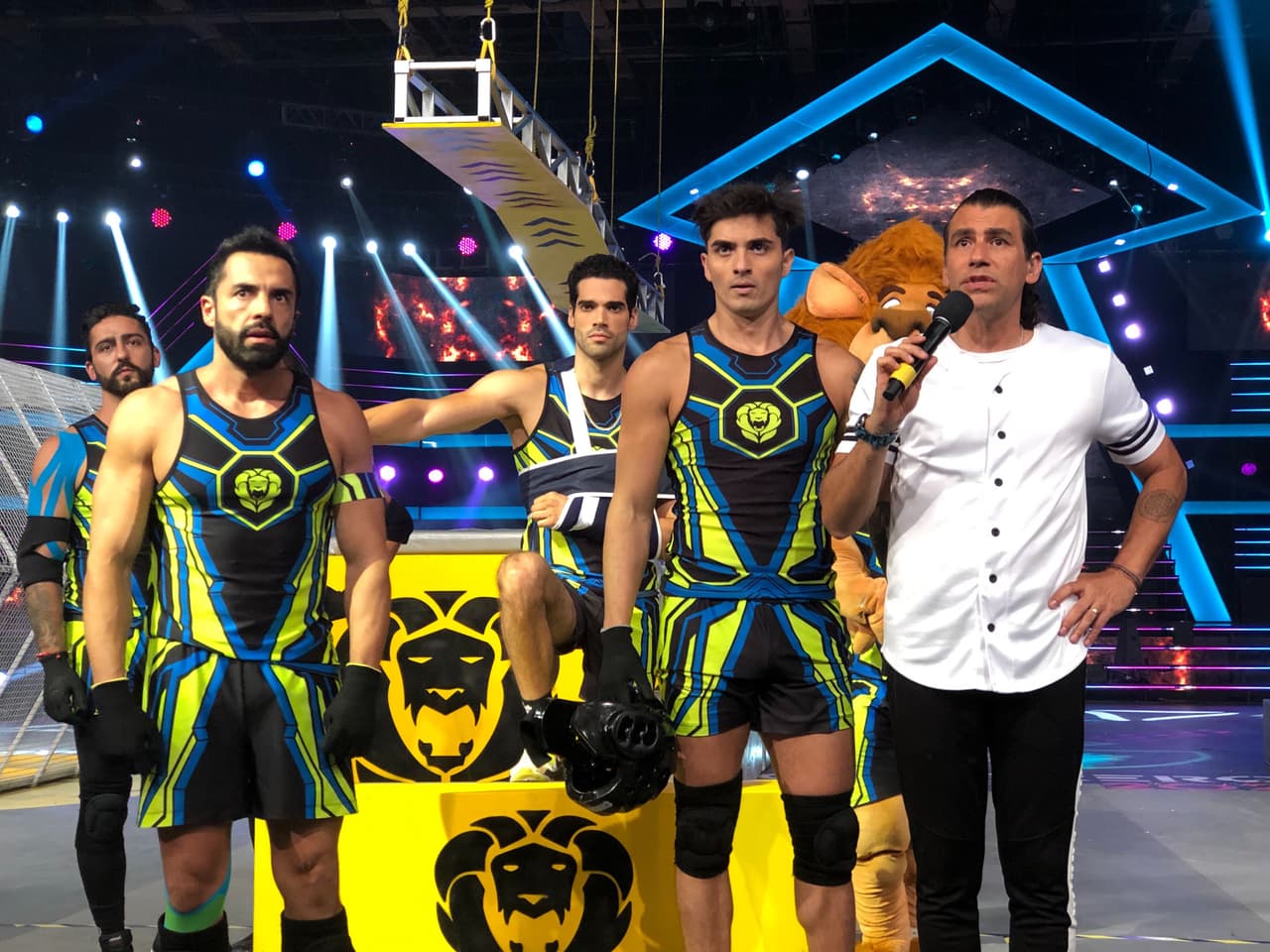 Se estrenó el juego ‘Sacos aéreos’ en el que los guerreros escalaban una estructura hasta llegar a unos sacos de box colgando, y debían brincar hasta llegar a la campana que estaba en medio. Memo le ganó a Nicola.