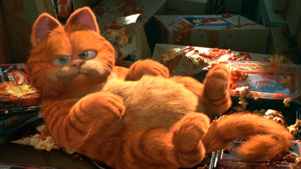 Adrián Uribe interpretó a Garfield en su película en lugar del actor chileno Sandro Larenas. Lo cual dio pie a muchas discusiones e incluso mesas redondas en torno a cómo se prefería al star talent sobre los actores de carrera.