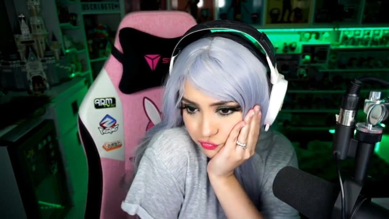 Parece que el talento de Ari es ago que se lleva en la sangre, pues tiene una hermana que también es gamer y se llama Amairani Garza Alonso, pero es mejor conocida como Ama Blitz.