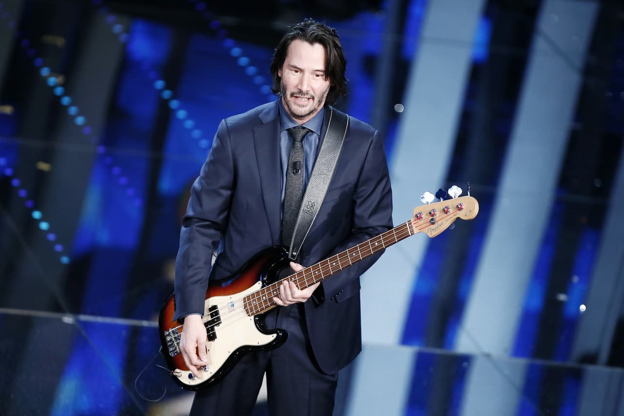 Keanu no solo es actor, también es director, productor y músico. Fue bajista para las bandas Dogstar y Becky.