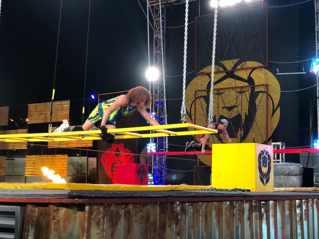 En el último round, Jeff llevaba la ventaja, pero por distraerse Agustín tocó la campana y le dio la victoria a su equipo.