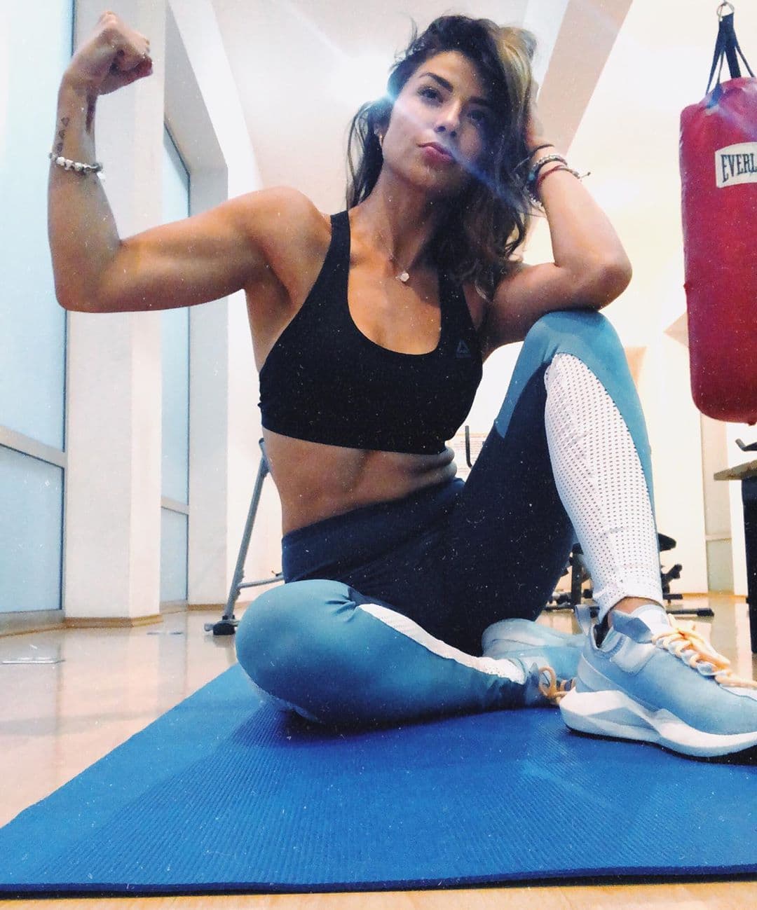El amor es su principal motor y sus valores son lo más importante, tal y como lo ha mencionado en múltiples ocasiones, especialmente la noche del 4 de agosto en el show, cuando declaró que no se percató de que Dani Fainus se había lastimado y que en ningún momento intentó faltarle al respeto. ¡No cabe duda que Ferka es toda una guerrera dentro y fuera del programa!