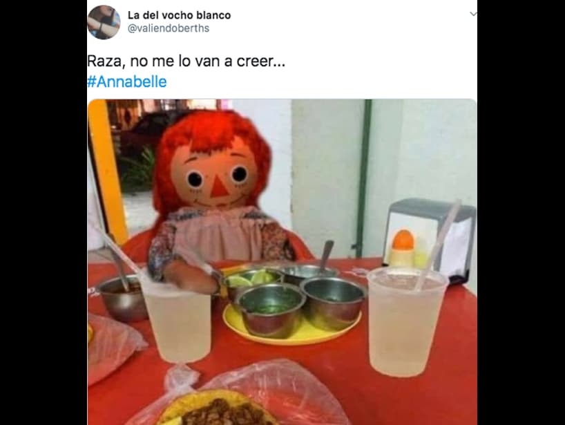 Un usuario se imaginó a la muñeca Annabelle desayunando en un puesto de tacos.