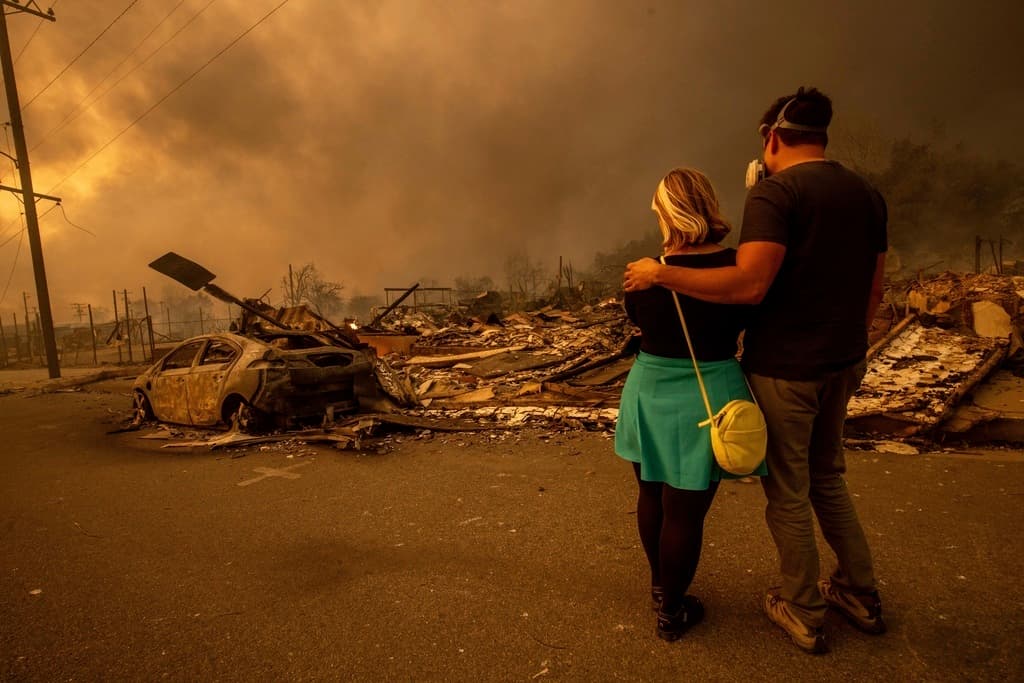 Imágenes del tercer día de incendios en Los Ángeles: Más de 180,000 evacuados, 5 muertos y daños multimillonarios