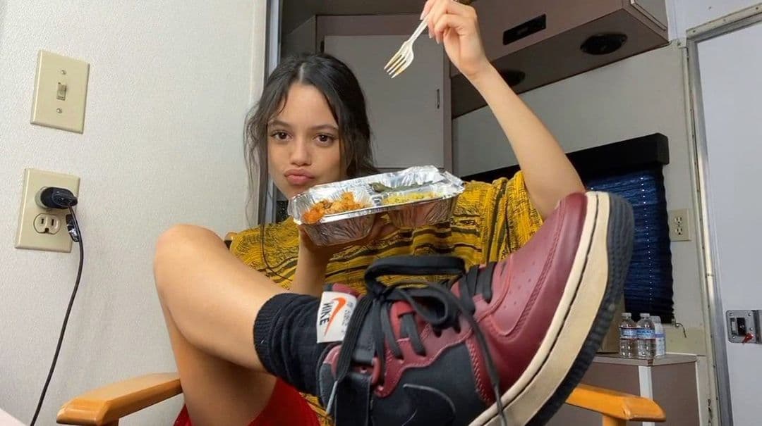 En una reciente entrevista para promocionar la serie ‘Jurassic World: Campamento cretácico’ en Netflix, Jenna relató que es experta en hacer guacamole. “Siempre que van a hacer en mi casa, todos me llaman para que lo haga porque simplemente es el mejor en todo el mundo”, contó.