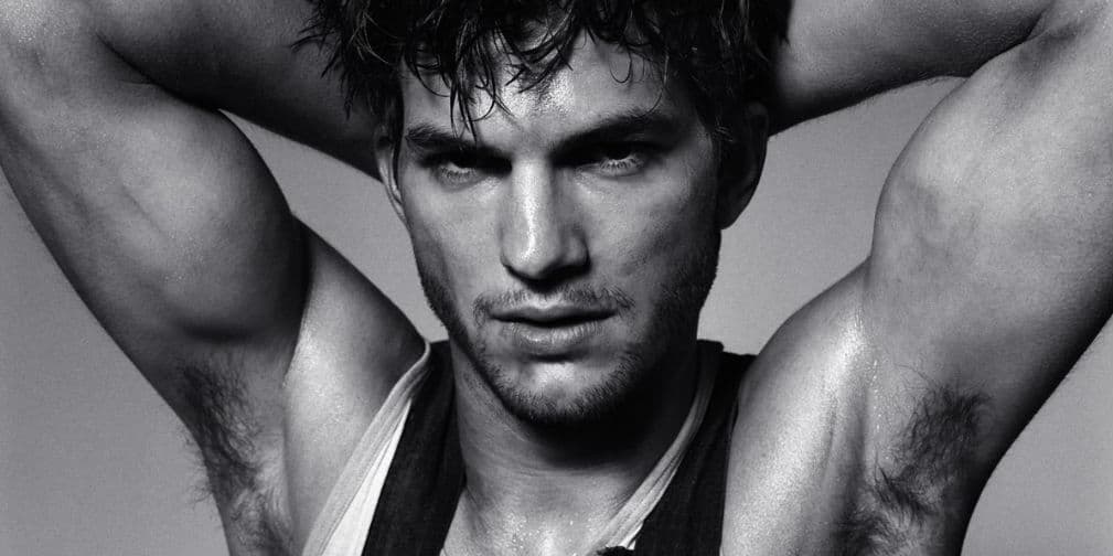 13. Ashton Kutcher: El galán de Two and a Half Men no sólo te derrite con su físico, ¡también te hace reír!