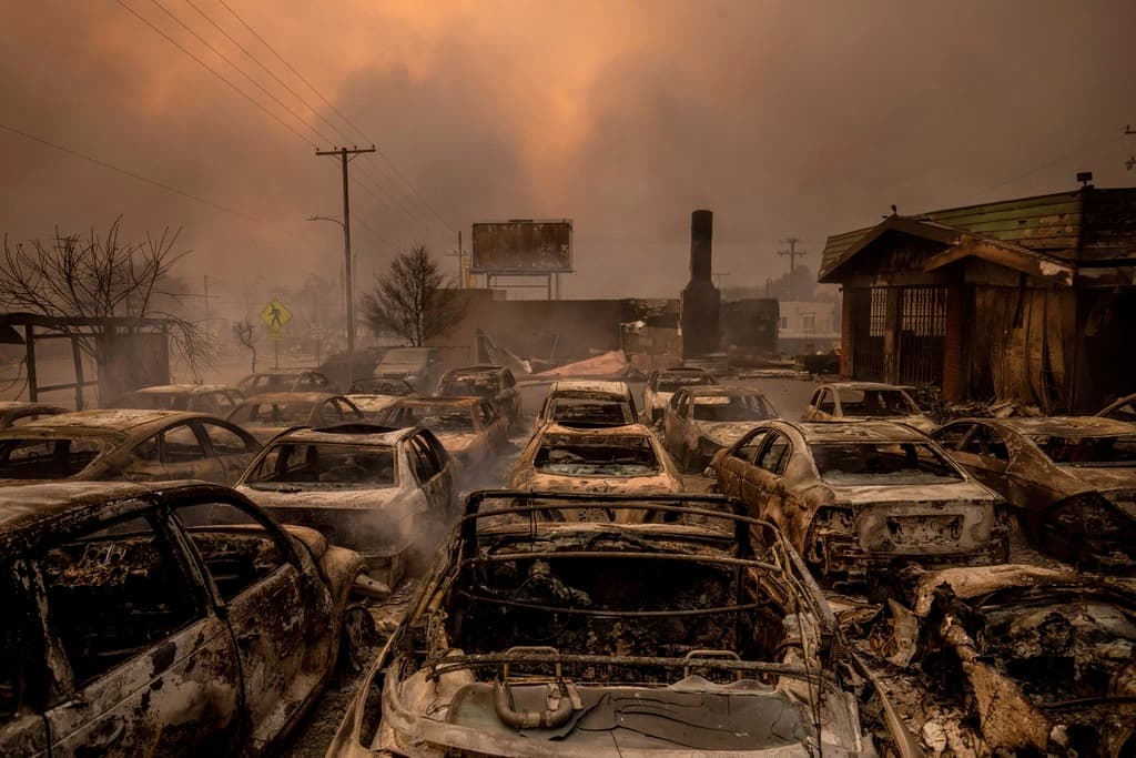 Imágenes del tercer día de incendios en Los Ángeles: Más de 180,000 evacuados, 5 muertos y daños multimillonarios