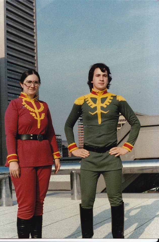 ¿Cómo era el Cosplay en el pasado? Esta galería quizá te sirva como ejemplo. Se trata de la Worldcon de 1983. Sí, una convención de ciencia ficción celebrada en Baltimore, Estados Unidos, hace 35 años. James Kaposztas, quien estuvo presente, compartió una sesión de fotos entre diversos cosplayers asistentes.